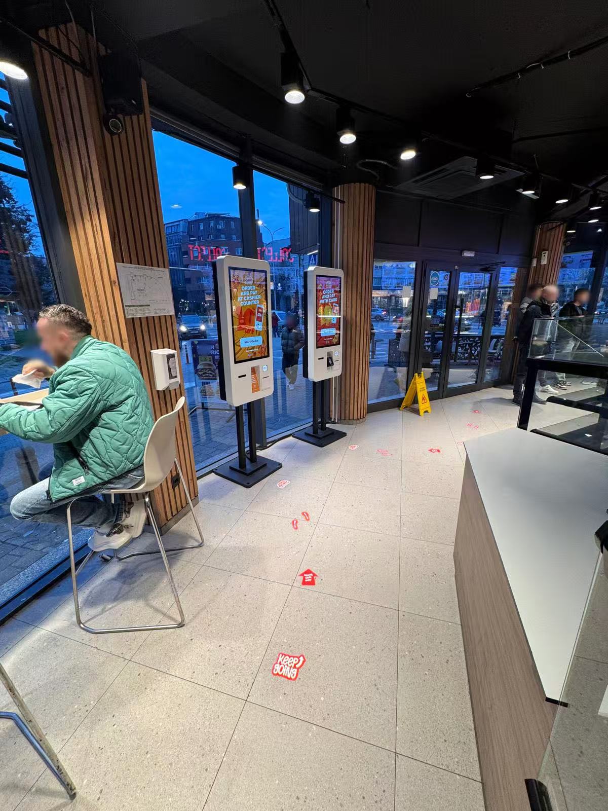 Bornes de commande en service dans un restaurant rapide